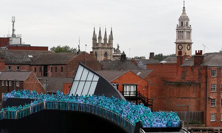 3200 người khỏa thân, sơn xanh đi trên phố ở nước Anh-2 3200 người khỏa thân, sơn xanh đi trên phố ở nước Anh-2