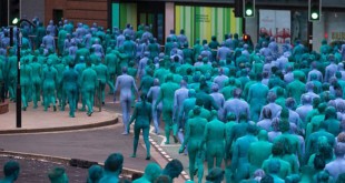 3200 người khỏa thân, sơn xanh đi trên phố ở nước Anh