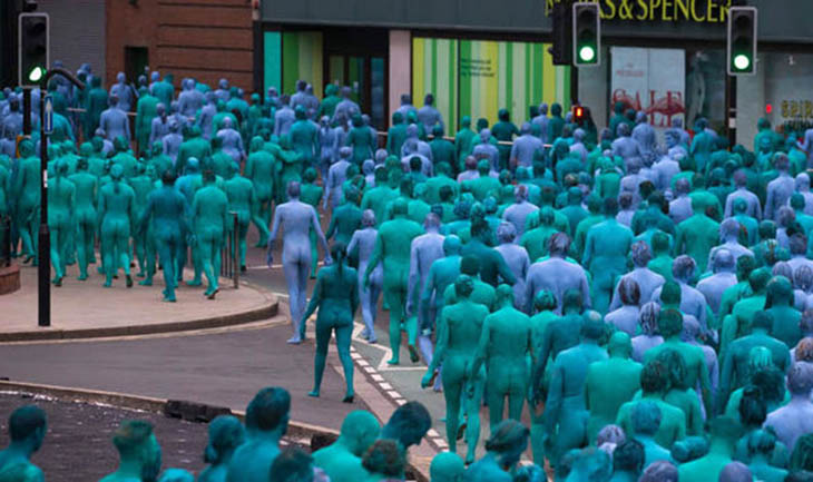 3200 người khỏa thân, sơn xanh đi trên phố ở nước Anh 3200 người khỏa thân, sơn xanh đi trên phố ở nước Anh