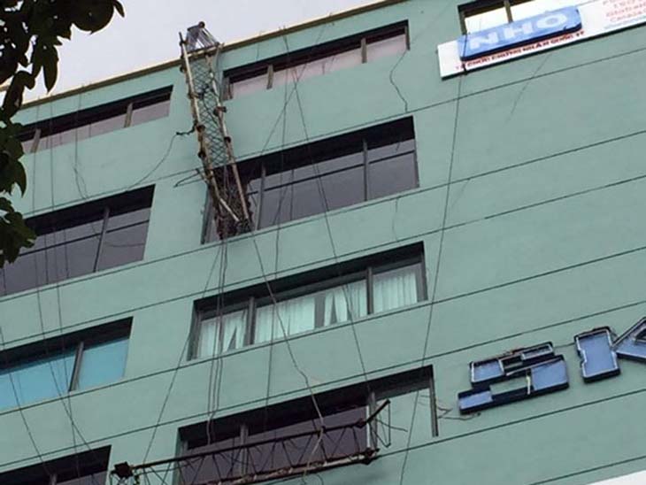 Cột thu sóng gãy văng vào văn phòng, một người chết
