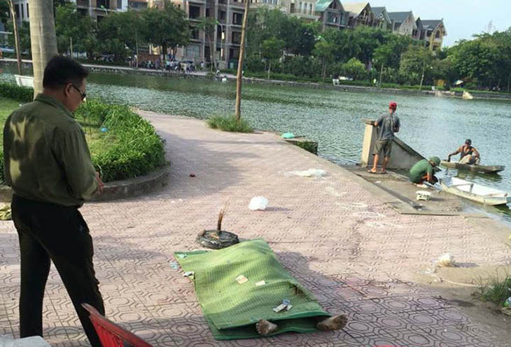 Thi thể có vết thương nổi lên giữa hồ câu ở Hà Nội